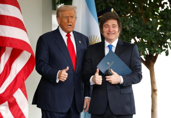 Javier Milei, ici le 14 octobre 2025 avec Donald Trump à Washington, assure à qui veut l'entendre que le soutien financier américain lui est acquis jusqu'à la fin de son mandat, "jusqu'à 2027".              President Trump Meets With Visiting Argentine President Milei At The White House
