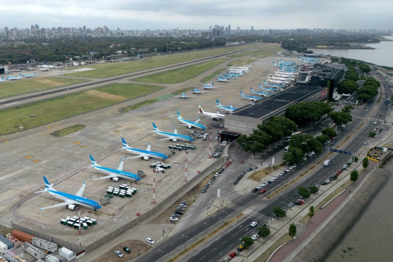 Vue aérienne d'vions 
au sol sur le tarmac de l'aéroport Jorge Newbery lors d'une grève générale de 24 heures lancée par les syndicats contre la réforme du travail du président Javier Milei à Buenos Aires, le 19 février 2026 en Argentine