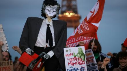 Des manifestants protestent contre la visite en France du président argentin Javier Milei, sur la place du Trocadéro à Paris, le 30 septembre 2026