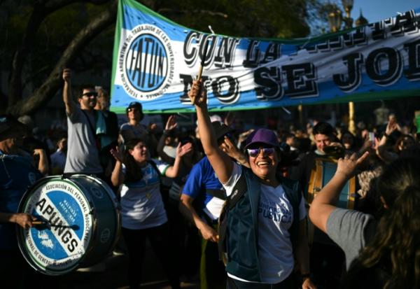 Des manifestants célèbrent le rejet par le Parlement argentin des vetos du président Javier Milei, le 17 septembre 2025 à Buenos Aires