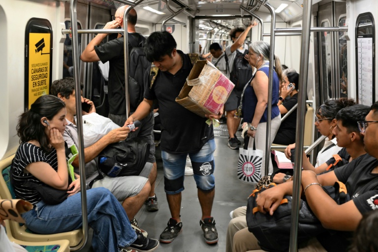 Un vendeur de sacs poubelle dans le métro de Buenos Aires, le 10 février 2026