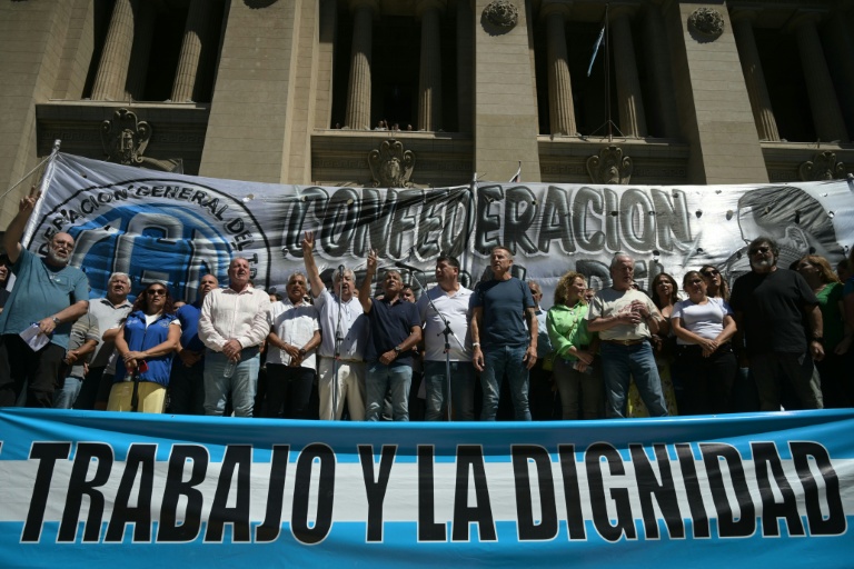 Des dirigeants de la Confédération générale du travail (CGT), des syndicats et des membres des tribunaux du travail lors d'un rassemblement devant le palais de justice de Buenos Aires pour soutenir une action en justice contre la réforme du travail du président argentin Javier Milei, le 2 mars 2026