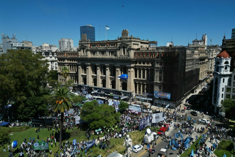 Vue aérienne d'un rassemblement de syndicats devant le palais de justice de Buenos Aires pour soutenir une action en justice contre la réforme du travail du président argentin Javier Milei, le 2 mars 2026