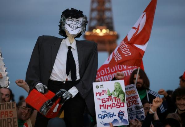 Des manifestants protestent contre la visite en France du président argentin Javier Milei, sur la place du Trocadéro à Paris, le 30 septembre 2026