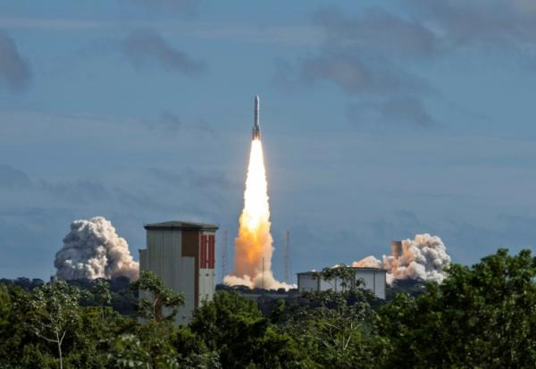 La fusée Ariane 6 décolle de Kourou, en Guyane française, le 17 juin 2026