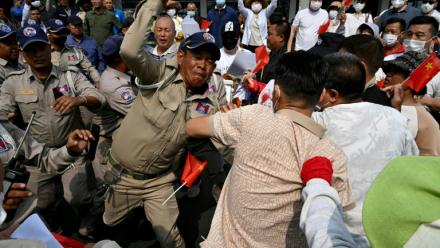 Affrontements entre des policiers et des manifestants devant la Banque nationale du Cambodge (BNC) qui réclament l'accès à leurs comptes bloqués sur une plateforme du groupe Huione, le 27 avril 2026 à Phnom Penh  