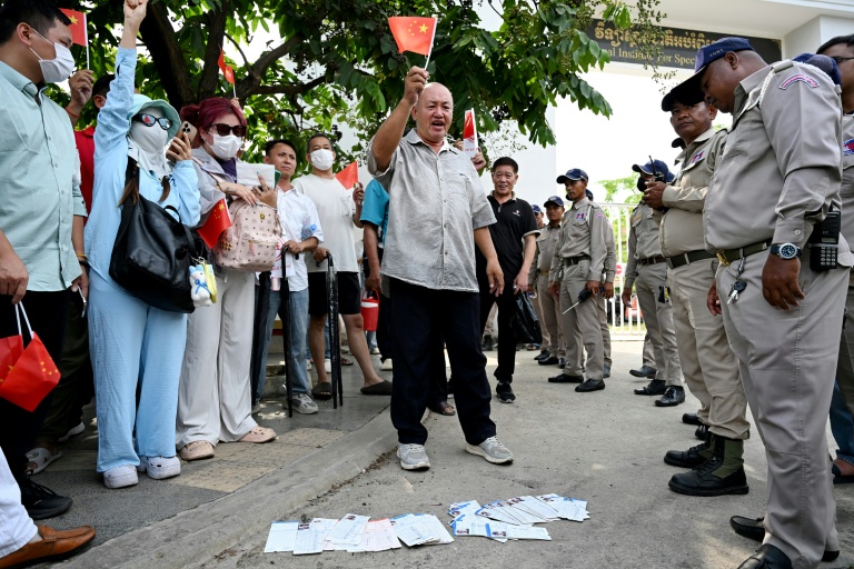 Des manifestants devant la Banque nationale du Cambodge (BNC) pour réclamer l'accès à leurs comptes bloqués sur une plateforme du groupe Huione, le 27 avril 2026 à Phnom Penh 