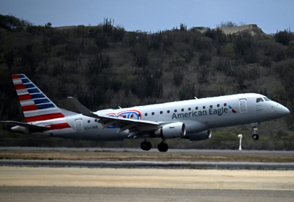 Un avion d'American Eagle, effectuant un vol régional pour American Airlines, pour le premier vol commercial direct entre les Etats-Unis et le Venezuela depuis sept ans, atterrit à l'aéroport international Simon Bolivar de La Guaira, dans l'État de La Guaira, au Venezuela, le 30 avril 2026