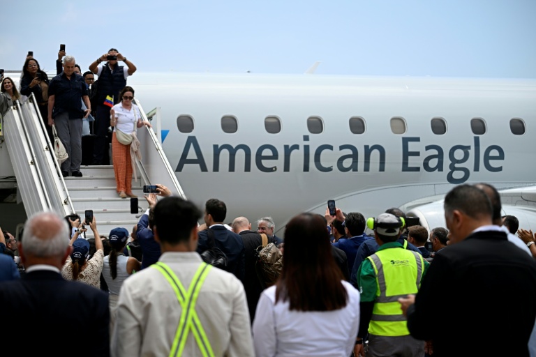 Des passagers descendent d'un avion d'American Eagle, effectuant un vol régional pour American Airlines, pour le premier vol commercial direct entre les Etats-Unis et le Venezuela depuis sept ans, après son atterrissage à l'aéroport international Simon Bolivar de La Guaira, dans l'État de La Guaira, au Venezuela, le 30 avril 2026