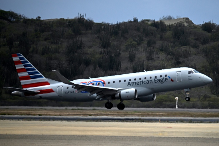 Un avion d'American Eagle, effectuant un vol régional pour American Airlines, pour le premier vol commercial direct entre les Etats-Unis et le Venezuela depuis sept ans, atterrit à l'aéroport international Simon Bolivar de La Guaira, dans l'État de La Guaira, au Venezuela, le 30 avril 2026