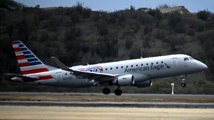 Un avion d'American Eagle, effectuant un vol régional pour American Airlines, pour le premier vol commercial direct entre les Etats-Unis et le Venezuela depuis sept ans, atterrit à l'aéroport international Simon Bolivar de La Guaira, dans l'État de La Guaira, au Venezuela, le 30 avril 2026
