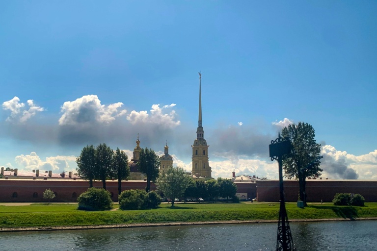 De la fumée visible derrière la cathédrale Pierre-et-Paul de Saint-Pétersbourg, après des frappes de drones ukrainiens sur des sites énergétiques et militaires, le 3 juin 2026 