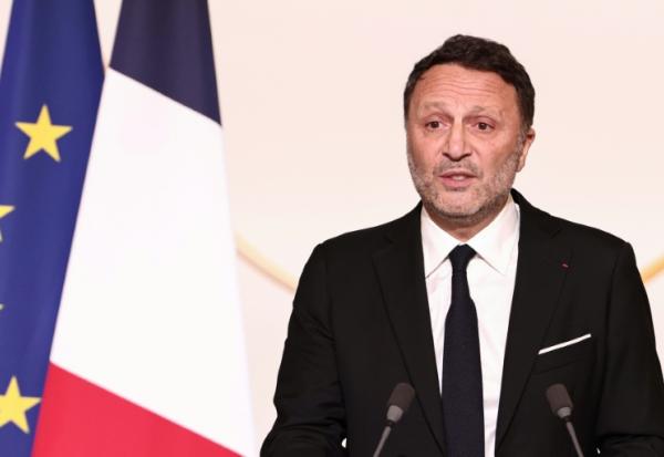 L'animateur de radio Jacques Essebag, également connu sous le nom d'Arthur, prononce un discours après avoir reçu le prix Jean-Pierre Bloch, au palais de l'Élysée à Paris, le 2 avril 2025