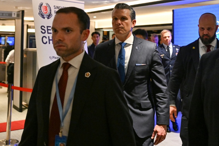 Le secrétaire américain à la Défense, Pete Hegseth (c), arrive pour une réunion bilatérale avec le ministre singapourien de la Défense, Chan Chun Sing, en marge du Sommet du Dialogue de Shangri-La, le 29 mai 2026 à Singapour