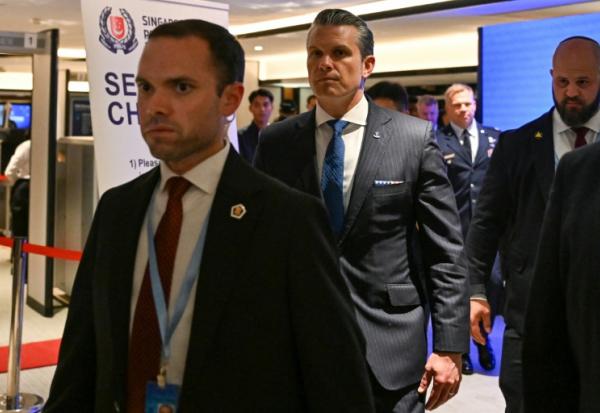 Le secrétaire américain à la Défense, Pete Hegseth (c), arrive pour une réunion bilatérale avec le ministre singapourien de la Défense, Chan Chun Sing, en marge du Sommet du Dialogue de Shangri-La, le 29 mai 2026 à Singapour