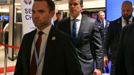 Le secrétaire américain à la Défense, Pete Hegseth (c), arrive pour une réunion bilatérale avec le ministre singapourien de la Défense, Chan Chun Sing, en marge du Sommet du Dialogue de Shangri-La, le 29 mai 2026 à Singapour