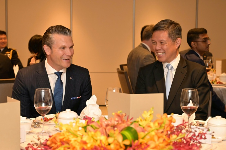 Photo diffusée le 29 mai 2026 par le ministère de la Défense de Singapour, montrant le ministre singapourien de la Défense, Chan Chun Sing (d) et le secrétaire américain à la Défense, Pete Hegseth, en marge du Sommet du Dialogue de Shangri-La à Singapour