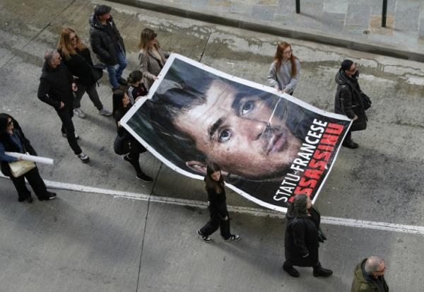Un portrait géant du défunt nationaliste corse Yvan Colonna lors d'une manifestation marquant le deuxième anniversaire de sa mort, le 2 mars 2024 à Bastia, en Corse