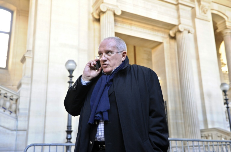 Antoine Sollacaro, l'un des avocats du militant indépendantiste corse Yvan Colonna, en train de téléphoner devant le tribunal de Paris, le 16 mars 2009