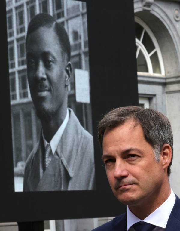 Alexander De Croo, à l'époque Premier ministre belge, devant un portrait géant de Patrice Lumumba, héros de l'indépendance congolaise,  le 20 juin 2022 à Bruxelles