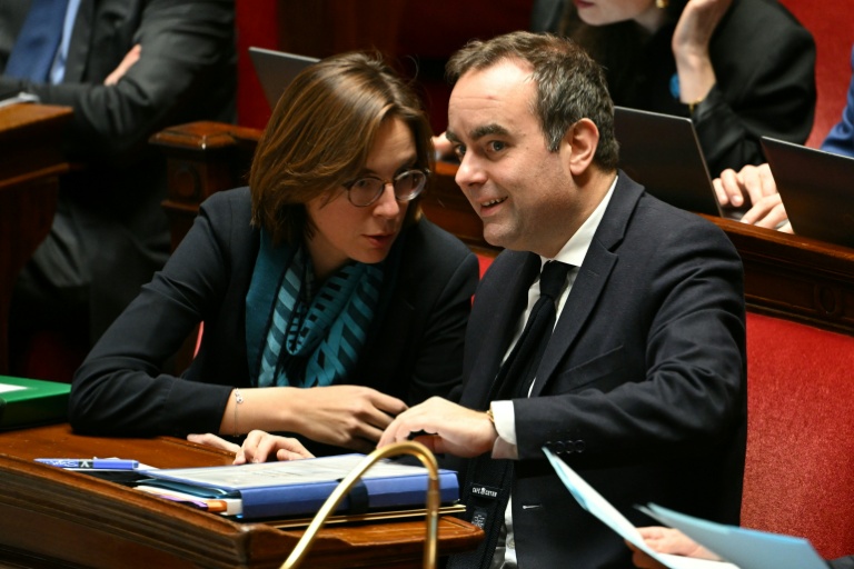 Le Premier ministre Sébastien Lecornu et la ministre des Comptes publics Amélie de Montchalin le 3 décembre 2025 , à l'Assemblée nationale