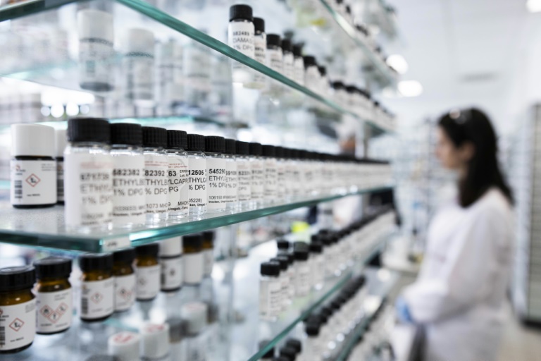 Des flacons contenant des matières premières dissoutes utilisées pour élaborer des formules d'huiles parfumées dans le laboratoire du chimiste allemand Symrise, à Holzminden, le 8 juillet 2025 en Allemangne