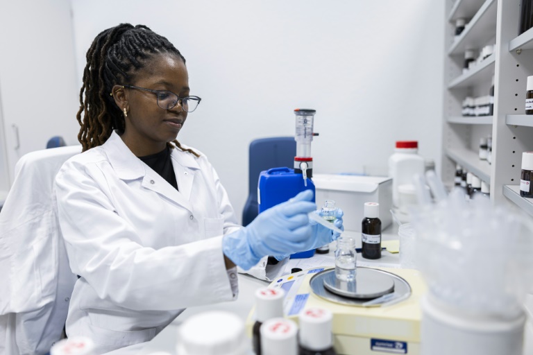 L'étudiante parfumeuse Attiya Setai prépare une formule d'huile de parfum dans une salle de mélange du chimiste allemand Symrise à Holzminden, le 8 juillet 2025 en Allemagne