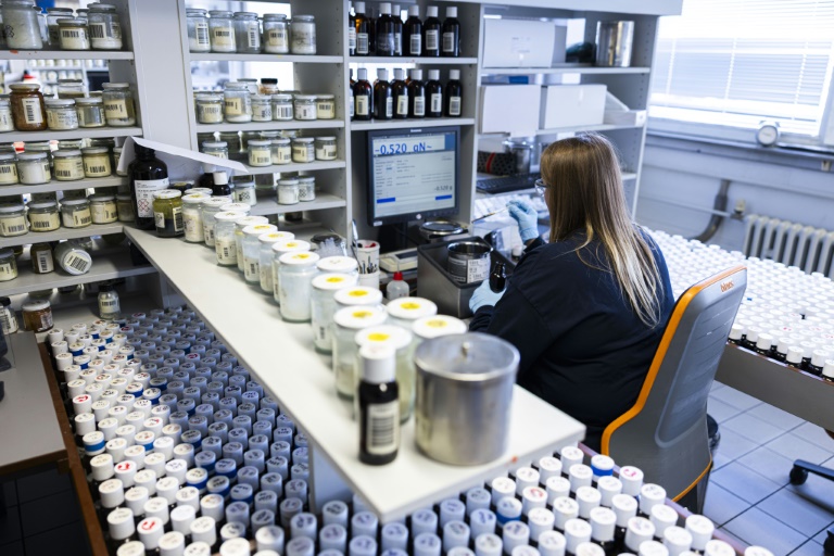 Une employée prépare une formule d'huile parfumée dans le département production du chimiste allemande Symrise à Holzminden, le 8 juillet 2025 en Allemagne