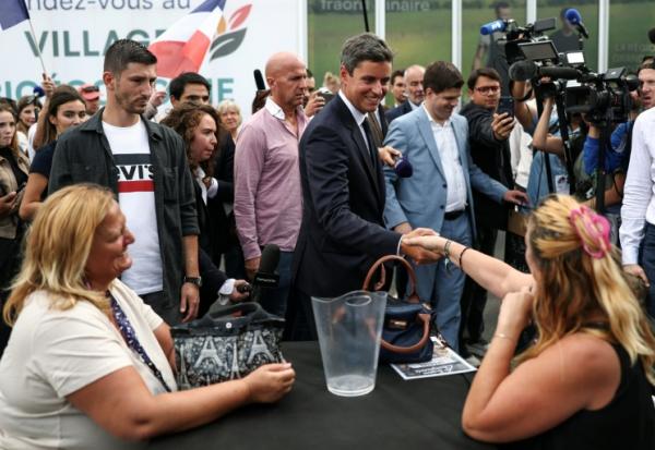 Le candidat Renaissance à l'élection présidentielle Gabriel Attal en visite à la foire de Châlons-en-Champagne, dans la Marne, le 30 août 2026