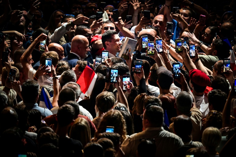 Le président du Rassemblement National (RN), Jordan Bardella (c), arrive pour un meeting à Mâcon, le 1er mai 2026 en Saône-et-Loire