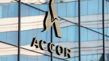 Le logo d'Accor au siège du groupe hôtelier à Issy-les-Moulineaux, le 19mars 2026 dans les Hauts-de-Seine
