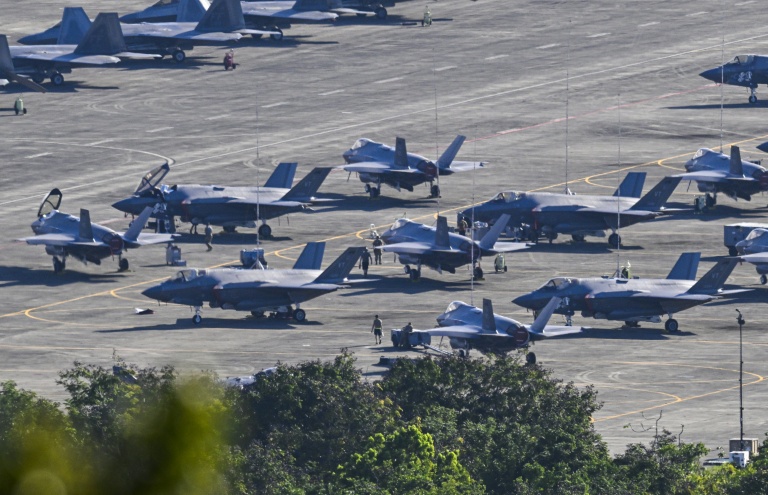 Des avions de combat américains sur le tarmac de l'aéroport José Aponte de la Torre à Ceiba, sur l'île de Porto Rico, le 3 janvier 2026 