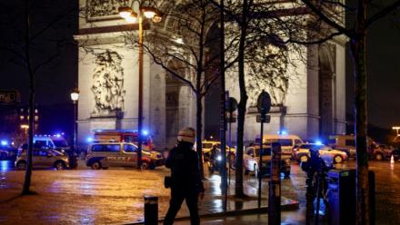 Des policiers bloquent l'accès à une rue de Paris, le 13 février 2026, après qu'un homme armé d'un couteau a été blessé par la police sous l'Arc de Triomphe

