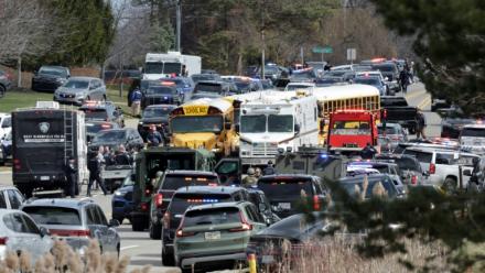 Les forces de l'ordre interviennent sur les lieux d'une fusillade sur Walnut Lake Road, devant la synagogue Temple Israel, à West Bloomfield, Michigan, une banlieue de Détroit, le 12 mars 2026