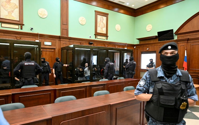 Un groupe d'accusés, soupçonnés d'implication dans l'attentat à la bombe perpétré en 2024 à la salle de concert Crocus City Hall, comparaît à Moscou, le 4 août 2025