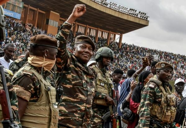 Le général Abdourahamane Tiani (c), chef de la junte au Niger, le 26 juillet 2024 à Niamey