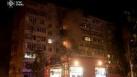 Photo diffusée par le service de presse du Service d'urgence de l'État ukrainien, le 24 mai 2025, de pompiers éteignant un incendie dans un immeuble résidentiel après une frappe russe à Kiev