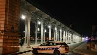 Une voiture de police est garée dans le périmètre de sécurité mis en place après une attaque au couteau et au marteau, le 2 décembre 2023 à Paris