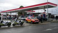 Des policiers sur les lieux où un homme a ouvert le feu depuis sa voiture, le 23 octobre 2026 à Trappes, dans les Yvelines