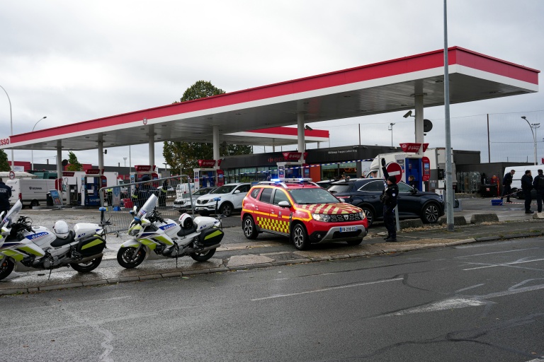 Des policiers sur les lieux où un homme a ouvert le feu depuis sa voiture, le 23 octobre 2026 à Trappes, dans les Yvelines