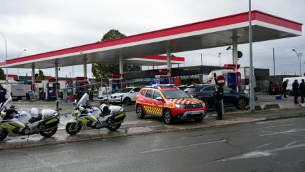 Des policiers sur les lieux où un homme a ouvert le feu depuis sa voiture, le 23 octobre 2026 à Trappes, dans les Yvelines