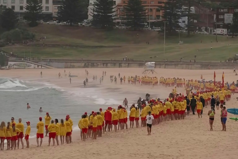 Des centaines de sauveteurs en mer australiens rendent hommage aux victimes de l'attentat du 14 décembre, sur la plage de Bondi à Sydney le 20 décembre 2025  
