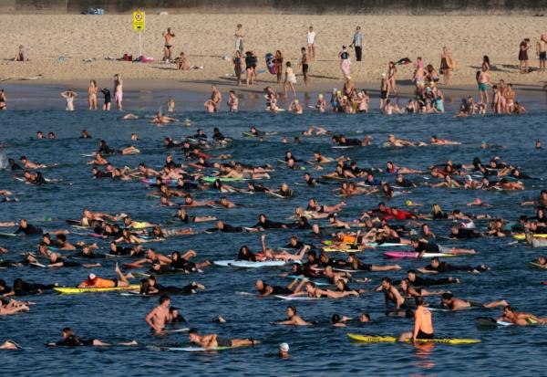 Hommage de nageurs et surfeurs aux victimes de l'attaque de Sydney à la plage de Bondi le 19 décembre 2025