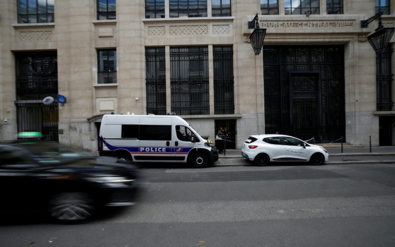 Un véhicule de police devant le siège de la Bank of America à Paris, le 28 mars 2026, après un attentat à l'explosif déjoué