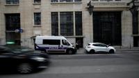 Un véhicule de police devant le siège de la Bank of America à Paris, le 28 mars 2026, après un attentat à l'explosif déjoué