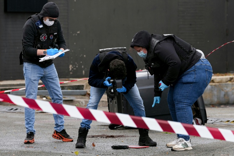 Des membres de la police scientifique sur les lieux où un homme a ouvert le feu, tuant une personne et en blessant quatre autres, le 23 octobre 2026 à Trappes, dans les Yvelines