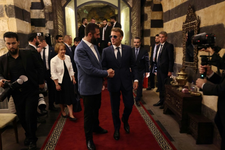 Le président français Emmanuel Macron (à droite) et le président syrien Ahmad al-Chareh arrivent pour un dîner dans un restaurant de la vieille ville de Damas, le 6 juillet 2026.