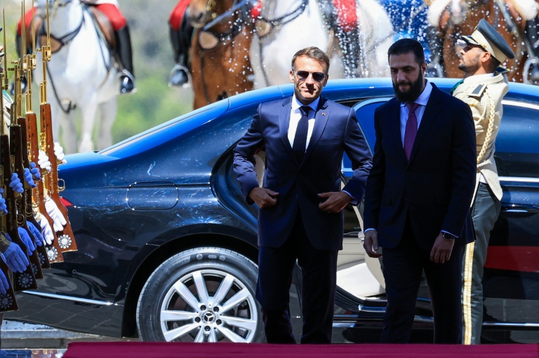 Le président français Emmanuel Macron (L) et son homologue syrien Ahmad al-Chareh arrivent au palais présidentiel de Damas, le 7 juillet 2026