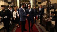 Le président français Emmanuel Macron (à droite) et le président syrien Ahmad al-Chareh arrivent pour un dîner dans un restaurant de la vieille ville de Damas, le 6 juillet 2026.