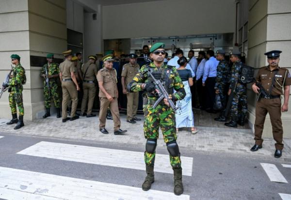 Des agents de sécurité devant la Haute Cour de Colombo, lors du prononcé du verdict du procès des accusés dans les attentats de Pâques 2019, le 22 septembre 2026 à Colombo, au Sri Lanka